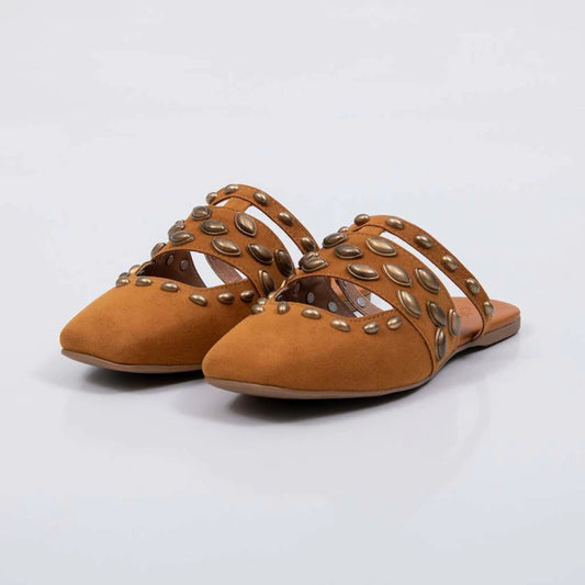 Nilo - Mule Feminina Rasteira Tachas Douradas Caramelo