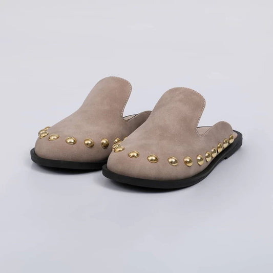 Mavi - Mule Feminino Tachas Douradas Camurça Cinza